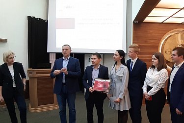 Работу – выпускникам, работодателям – кадры